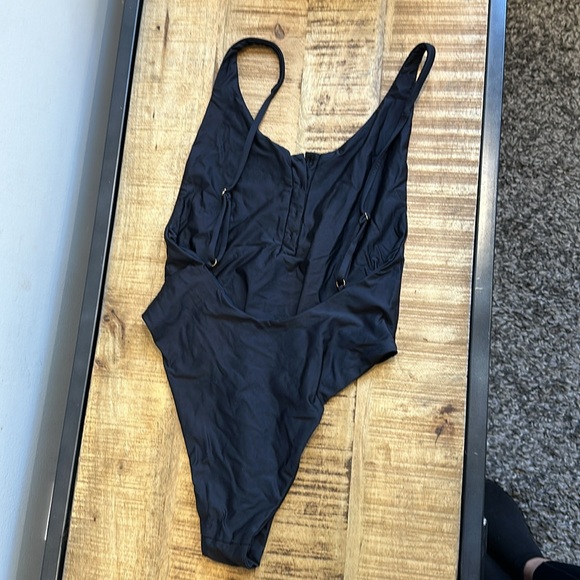 One piece swimsuit - Picture 2 of 4